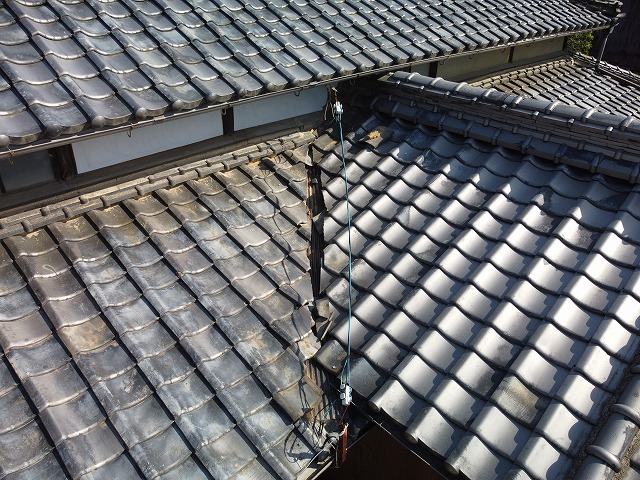 日本瓦屋根の谷