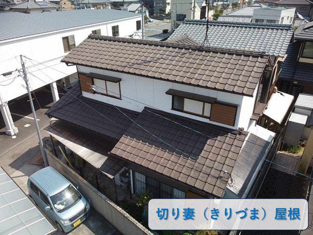 切り妻屋根の2階建て住宅