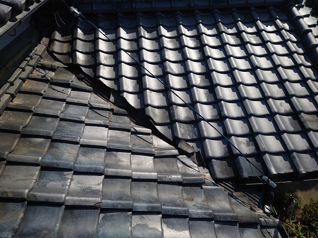 日本瓦屋根の谷