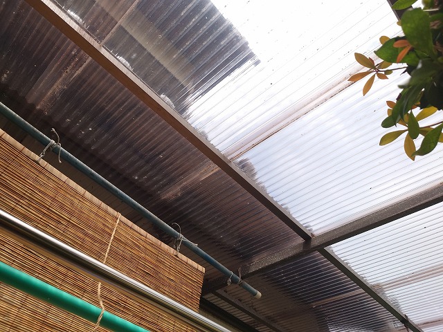 テラスのポリカ波板