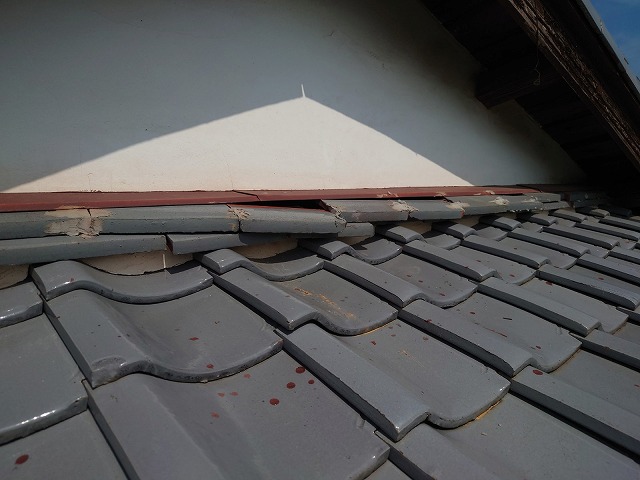 ズレた壁際の瓦