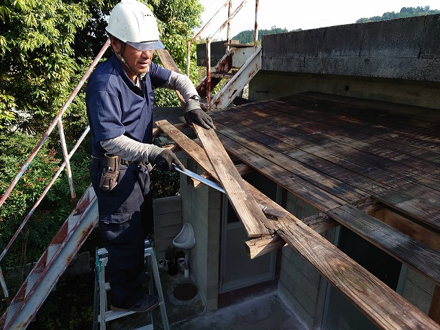 傷んだ野地板の撤去