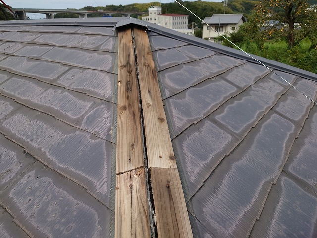 棟板金が飛ばされた屋根