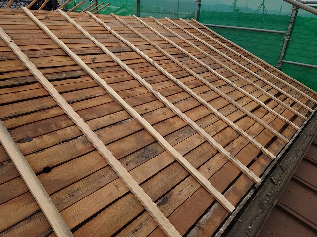 屋根下地に通気胴縁