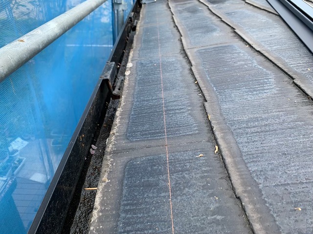 コロニアル屋根の軒先