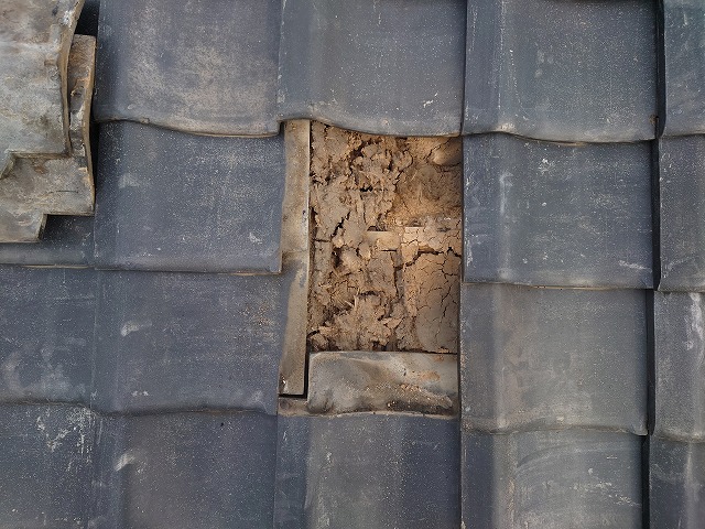 雨漏り点検のため瓦を剥がした状態