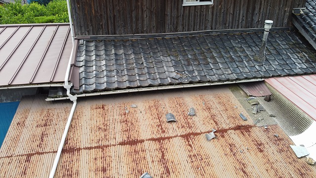 飛散した瓦の散乱