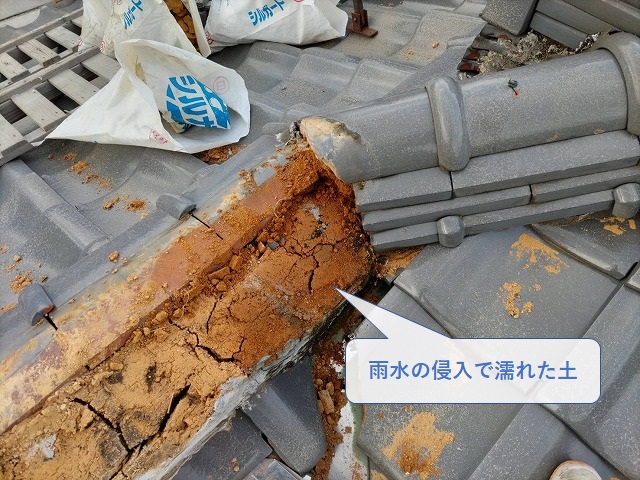 雨漏りで濡れた棟の土