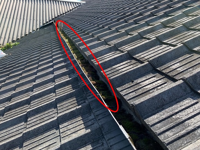 砂がたまり歪んだ軒樋