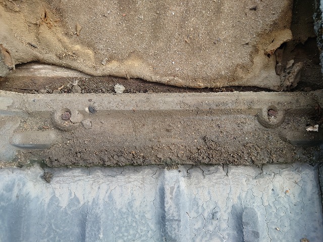 瓦の重なりに溜まったホコリやゴミ