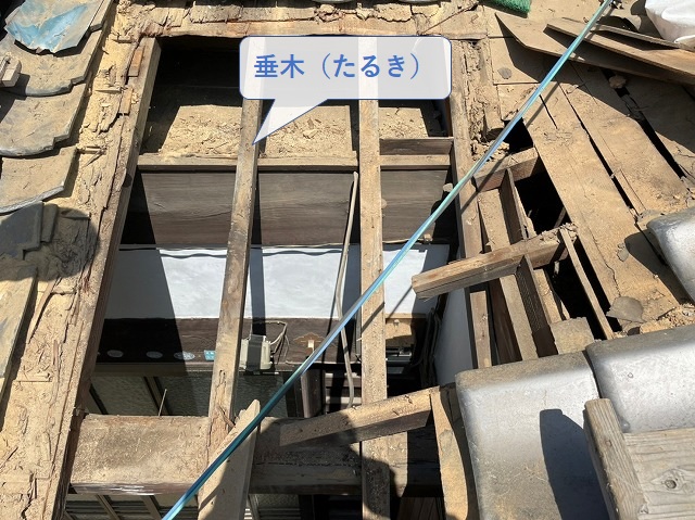 腐食して傷んだ垂木