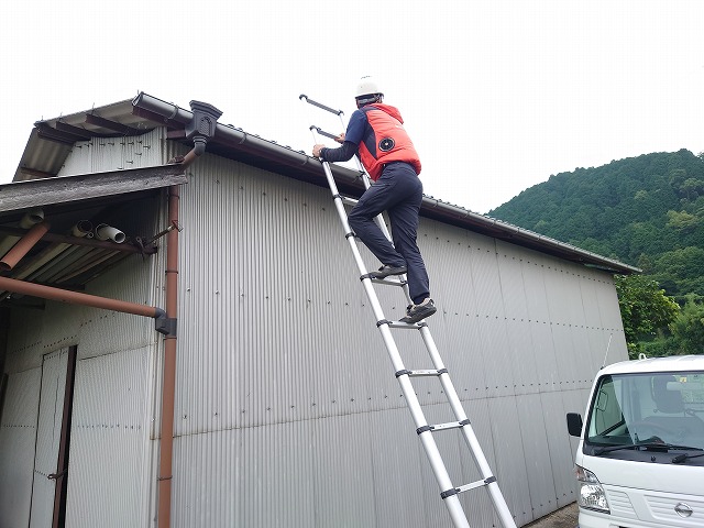 倉庫屋根に梯子で昇降