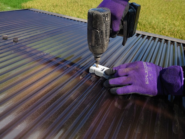 ポリカ波板のフックの穴あけ