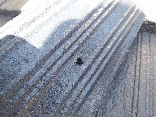 袖瓦の釘穴