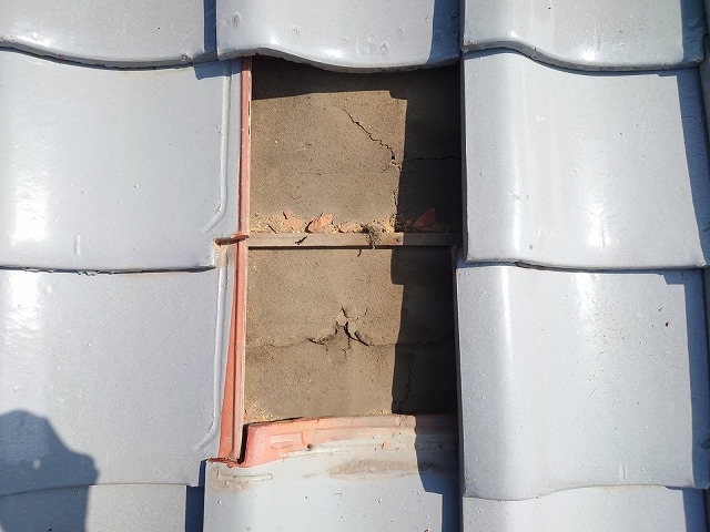 釉薬瓦を点検で剥がす