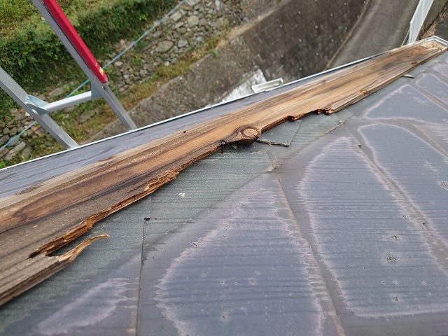 劣化した棟板金の木下地