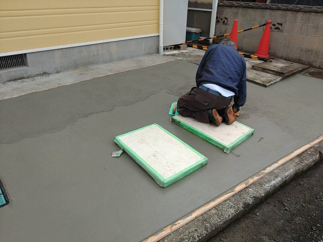 土間コンクリート　木鏝仕上げ