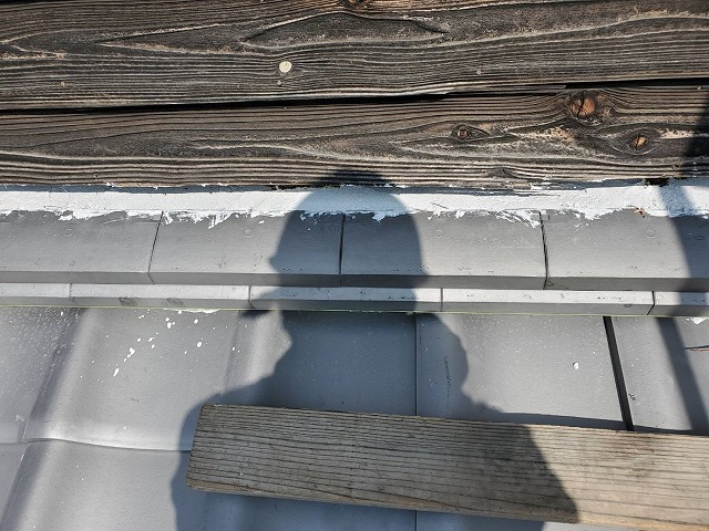 壁際の葺き止めののし瓦