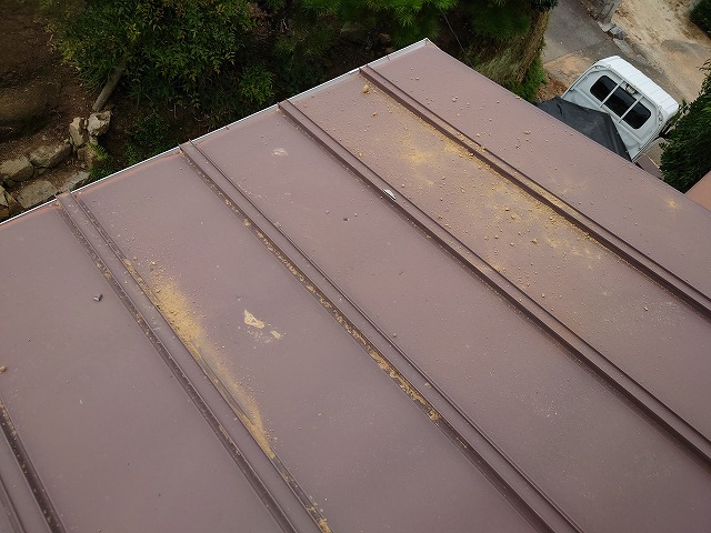瓦の飛散で傷んだ瓦棒板金屋根