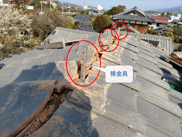 棟金具を付けた瓦屋根