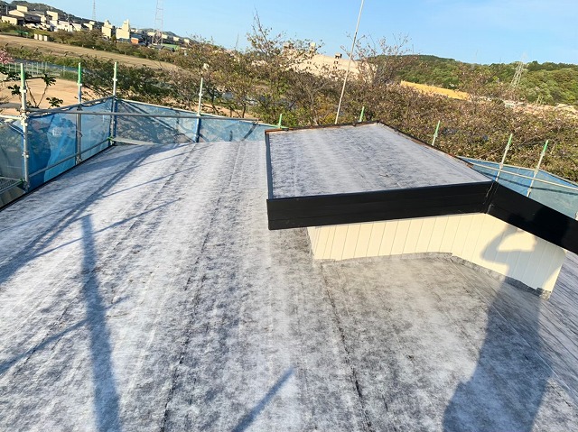 粘着防水シートを張った屋根