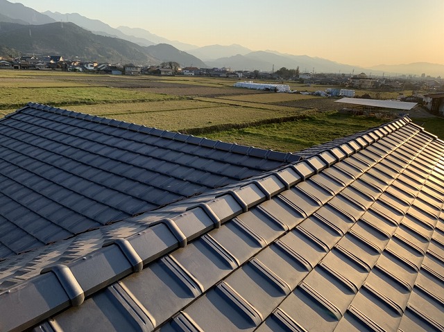 夕日に映える陶器平板瓦の屋根