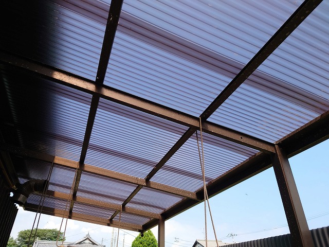 テラスのポリカ波板屋根