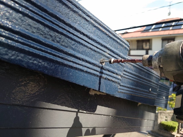 袖瓦のビス留め