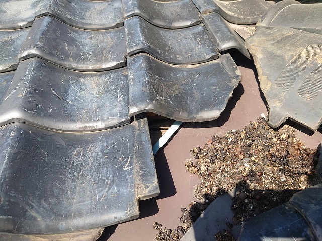 日本瓦屋根の谷