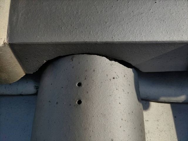 棟際の丸瓦の隙間