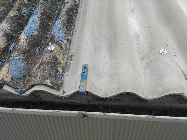 波スレートの雨樋金具