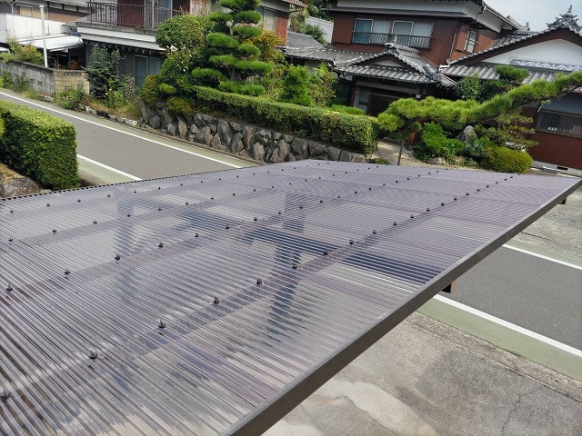 松前町で雨樋の掃除とカーポートの波板交換工事をしました