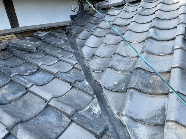 日本瓦屋根の谷