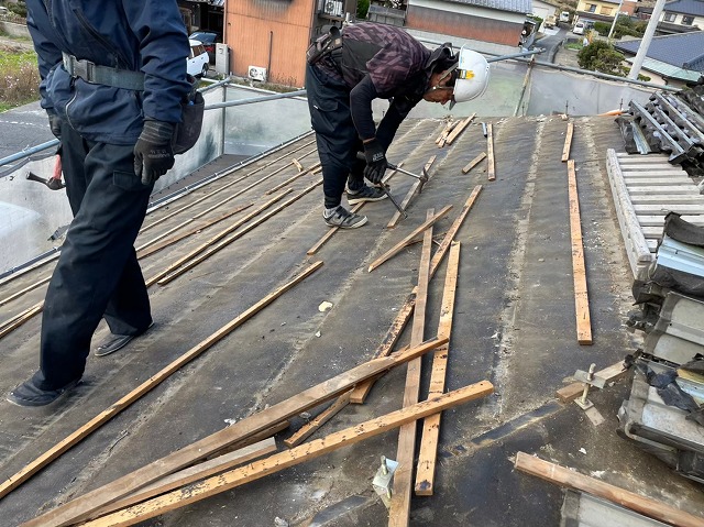 桟木をとり外している写真
