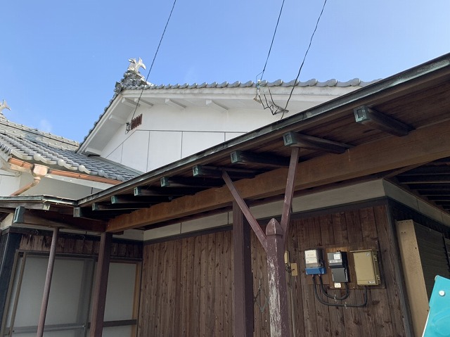 雨樋と受け金具を外した状態