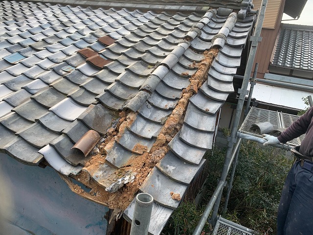 雨漏りで崩れかけた瓦屋根