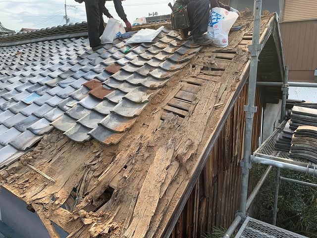 雨漏りで崩れかけた瓦屋根