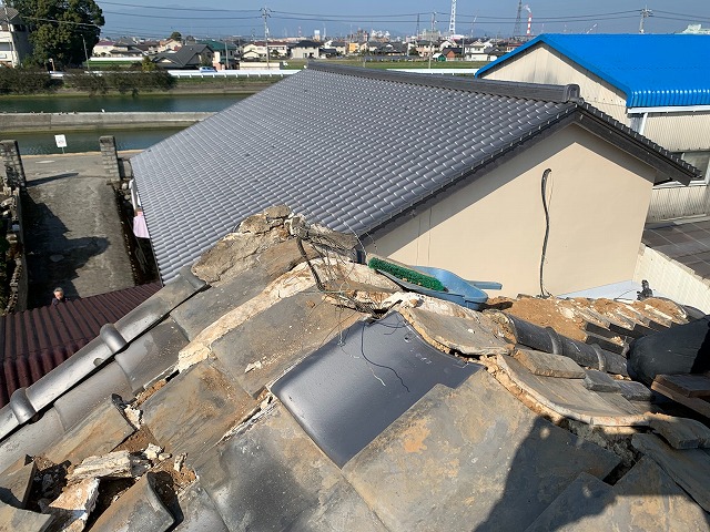 割れている瓦を新しく差し替え