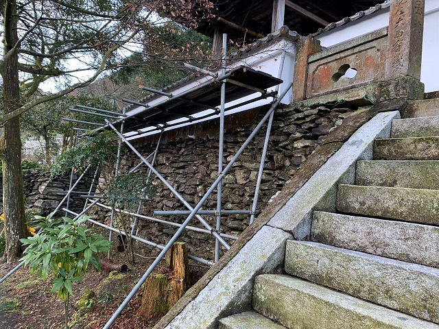 石垣に架けられた足場