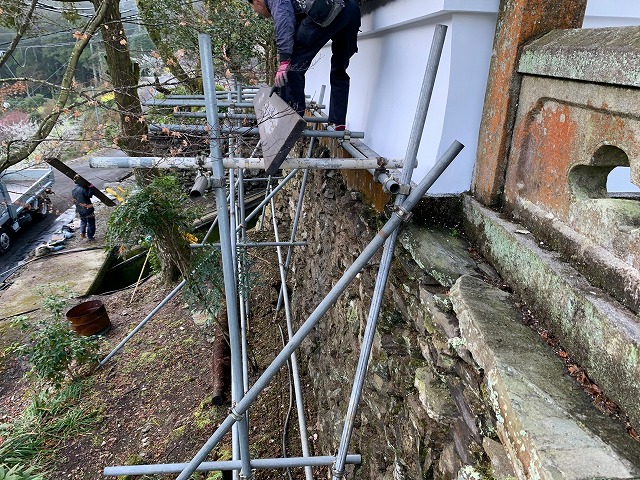 石垣に架けられた足場