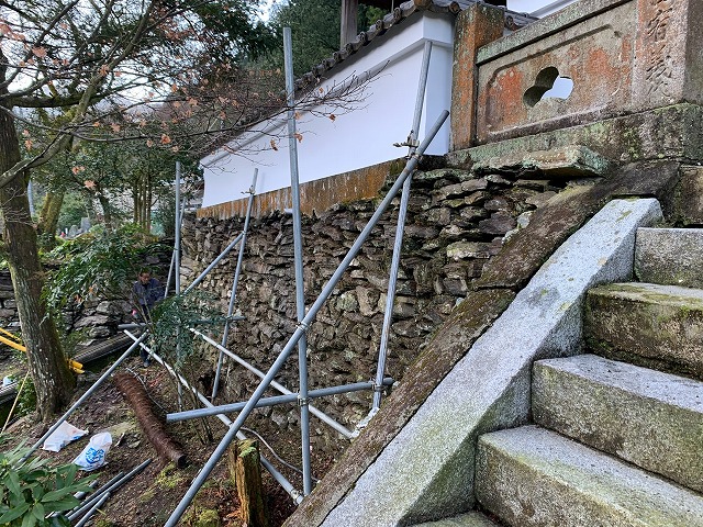 石垣に架けられた足場