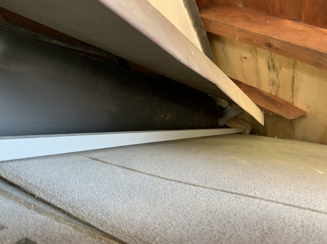 壁際捨て谷板金の取り付け