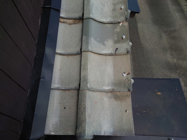 ビスで固定した釉薬瓦