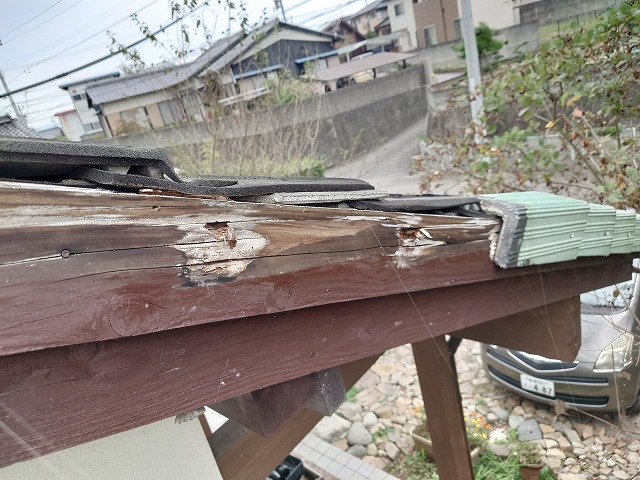 雨水の侵入で腐食した破風板