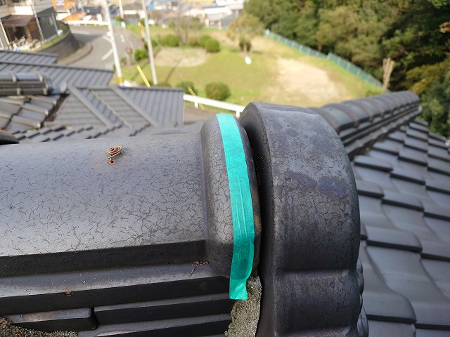 雁振瓦に養生のマスキングテープ