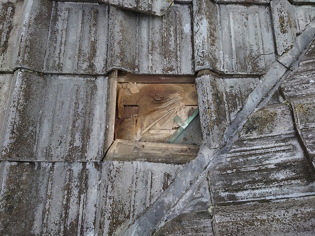 セメント瓦を剥がした様子