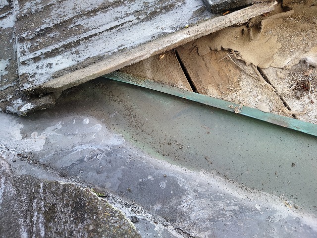 谷板金をオーバーフローした雨水