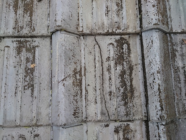 割れたセメント瓦