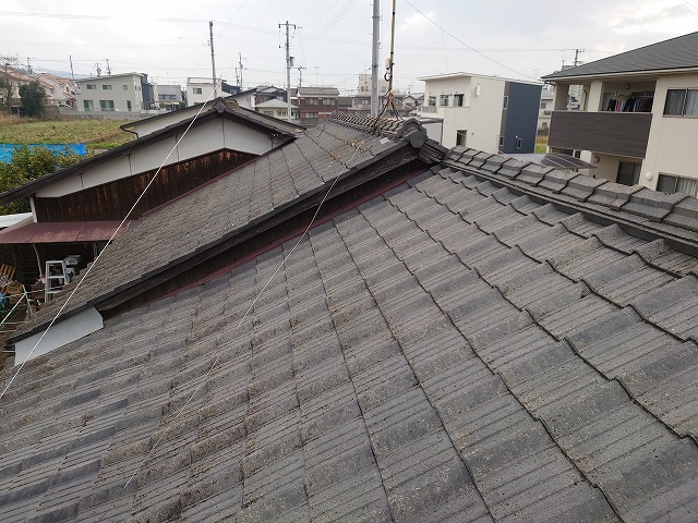 セメント瓦の屋根