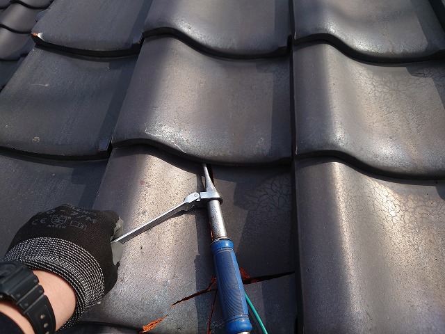 割れた瓦を剥がす